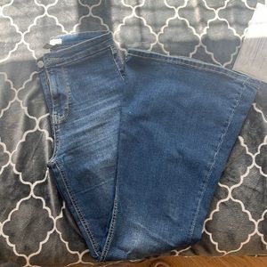 Streatttttchy pants. Cute af. Nice butt fit. Super comfy. Out of use